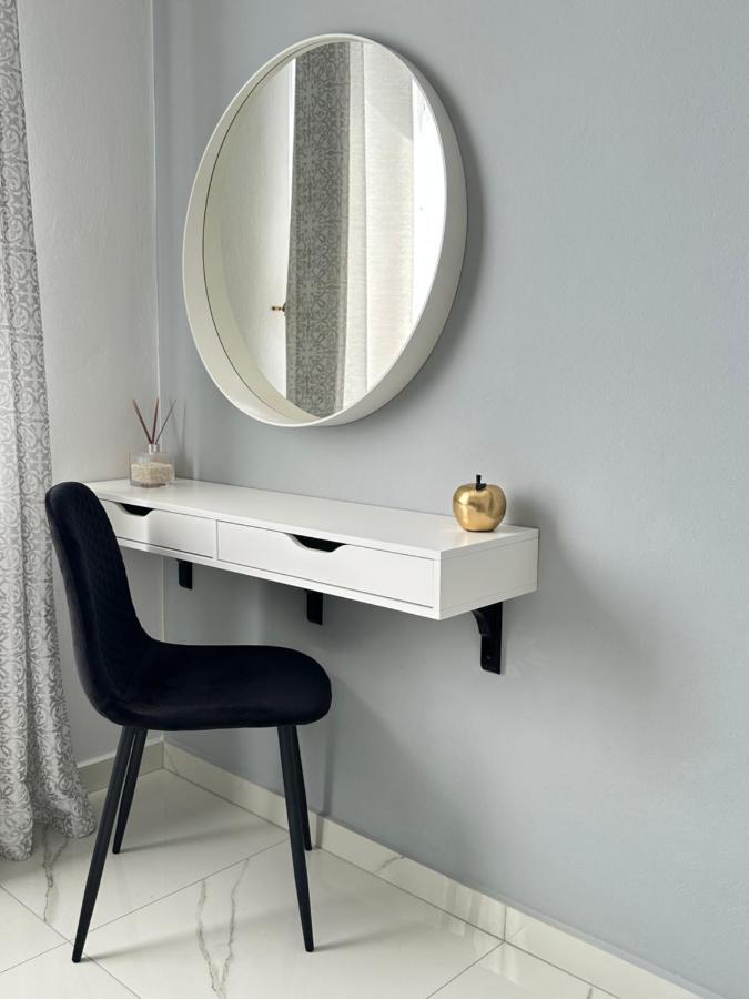 Sea View Apartment Near The Beach Pafos Exterior foto